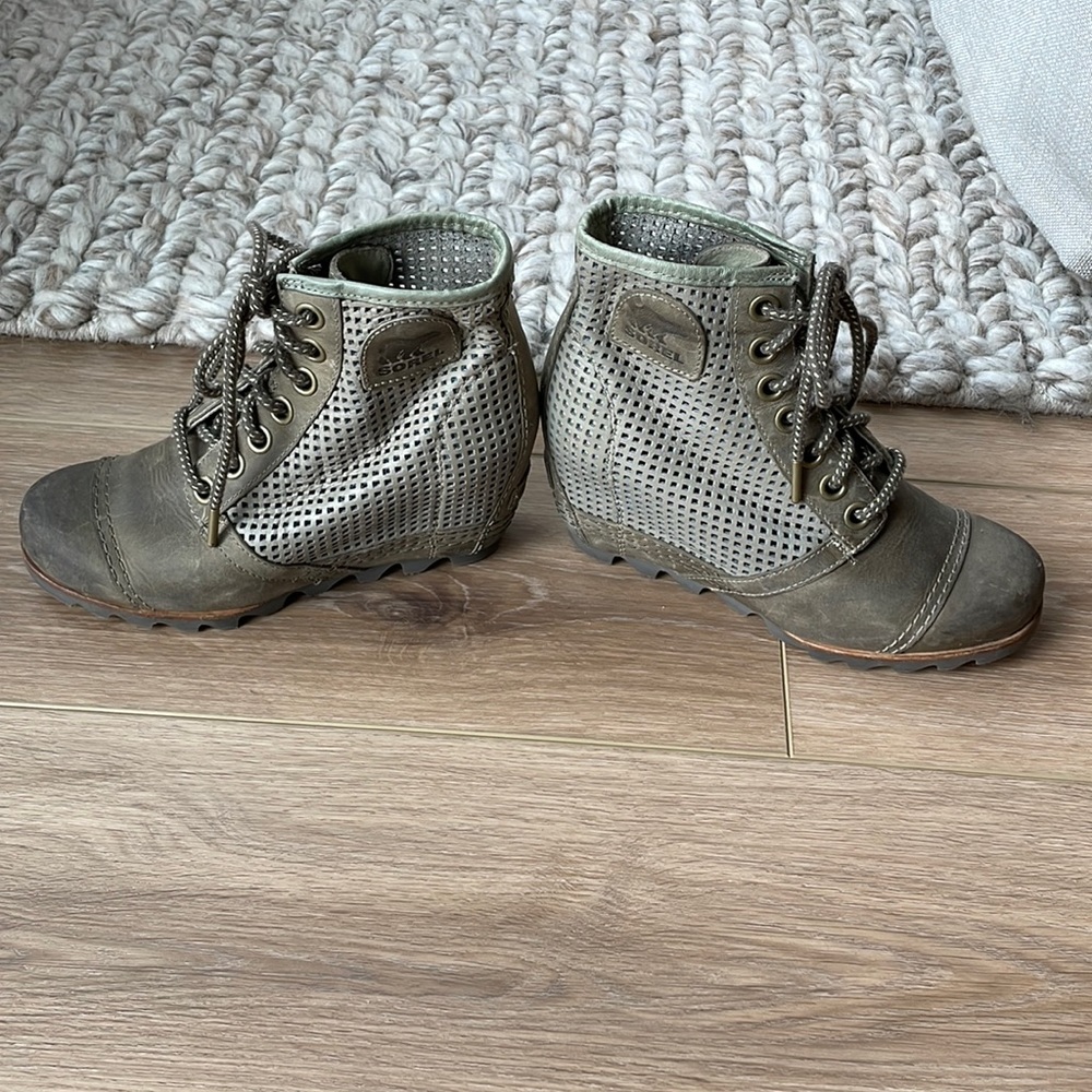 Sorel 1864 Premium wedge leather perforated boot